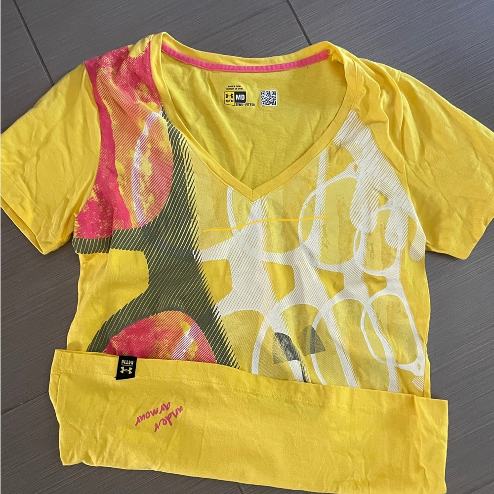 Women’s semi-fitted short sleeve Under Armour t-shirt